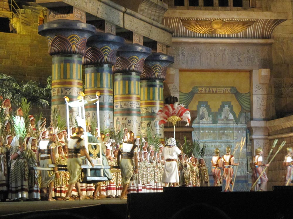 Triumphal March scene from a recent production of Aida (Verona, 2011)